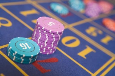 Live roulette dealer spinning wheel with chat messages visible